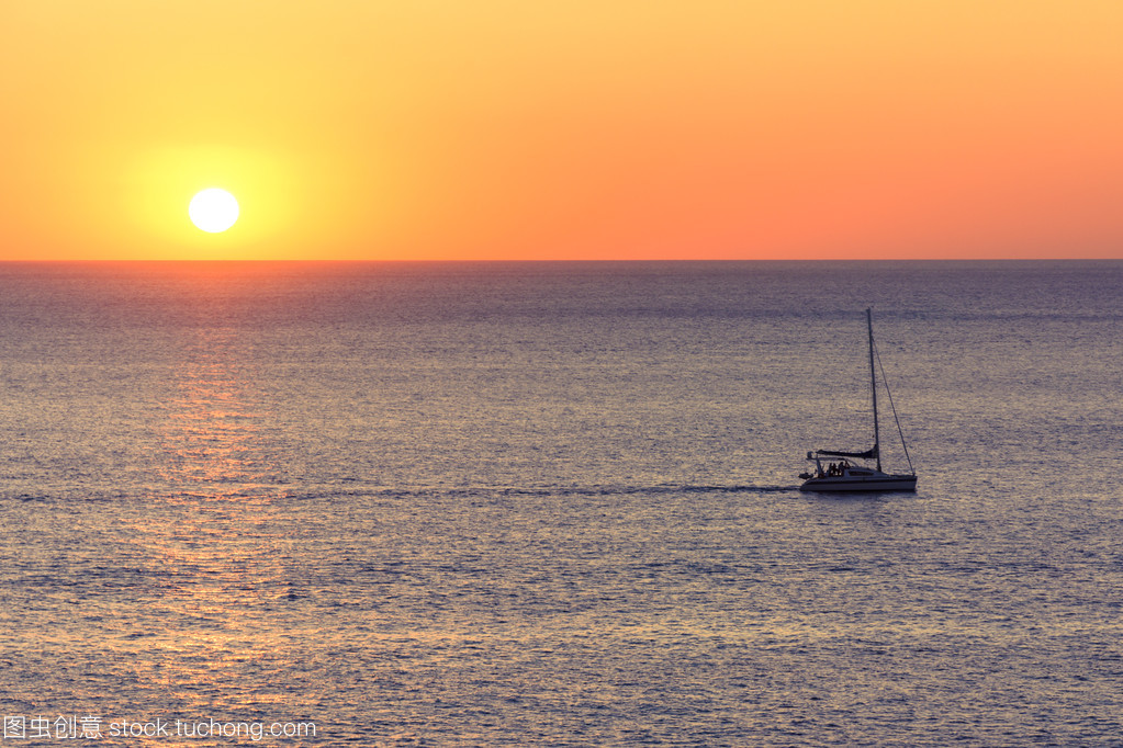 帆影與銀翼 日落時分的海上與天空交響曲