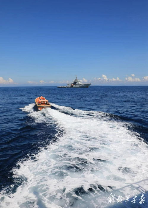 緊急出動！南部戰區海軍組織海上協同醫療救護訓練，直升機與艦艇協同上演生命接力